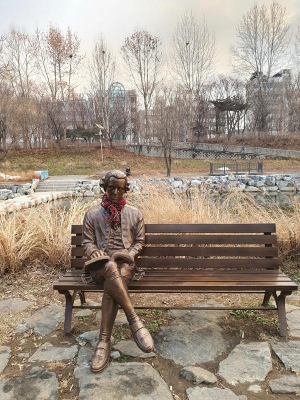 망토를 두르기 전 칸트의 모습, 2021. 12. 20 / 사진=하광용