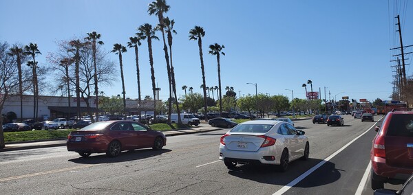 비교적 한산한 시간대로 꼽히는 정오 직후  LA서북쪽 데본셔 대로에서 차량들이 경쟁적으로 앞서기 경쟁을 벌이고 있다. (사진=봉화식 LA객원특파원) 