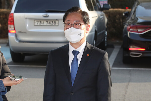 지난 9일 오후 대구검찰청을 방문, 입구에서 취재진 질문에 답하고 있는 박범계 법무부 장관. (사진=뉴스1)