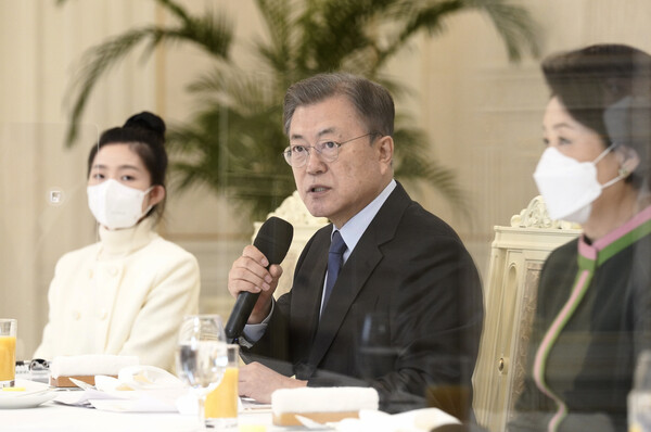 문재인 대통령이 지난 10일 청와대에서 열린 자립준비청년 초청 오찬 간담회에서 인사말을 하고 있다. (사진=뉴스1)