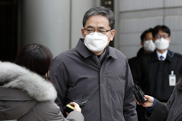 곽상도 전 국민의힘 의원이 지난 4일 오후 서울 서초구 서울중앙지방법원에서 열린 영장실질심사를 마치고 나와 기자들의 질문에 답하고 있다. (사진=뉴스1)