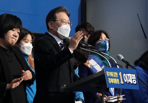 이재명 더불어민주당 대선후보가 제20대 대통령 선거 공식 선거운동이 시작된 15일 오전 부산 진구 부전역첫 공식유세에서 지지를 호소하는 연설을 하고 있다. (사진=뉴스1)
