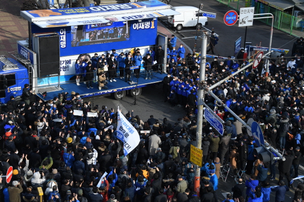 이재명 더불어민주당 대선 후보가 제20대 대통령 선거 공식 선거운동이 시작된 15일 오전 부산 진구 부전역에서 열린 첫 공식유세에서 유세차량에 올라 지지를 호소하고 있다. (사진=뉴스1) 