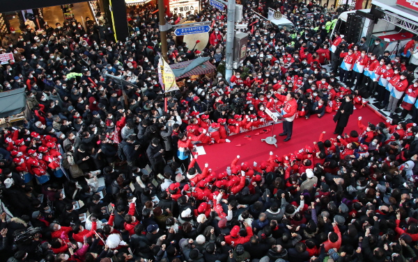 윤석열 국민의힘 대선 후보가 제20대 대통령 공식 선거운동 시작일인 15일 오후 부산 서면 젊음의거리에서 지지를 호소하고 있다. (사진=뉴스1)