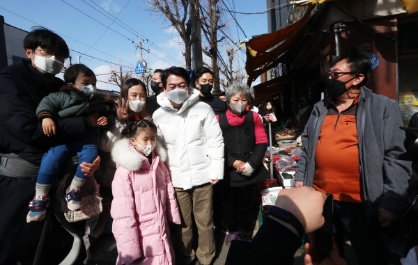 안철수 국민의당 대선후보가 제20대 대통령 선거 공식 선거운동이 시작된 15일 오후 경북 김천시 황금시장에서 시민들과 사진을 찍고 있다.(사진=뉴스1)