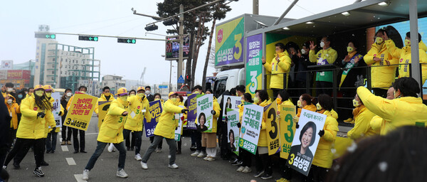 심상정 정의당 대선 후보가 15일 전북 전주시 롯데백화점 사거리에서 본선 출정식을 열고 지지를 호소하고 있다.(사진=뉴스1)