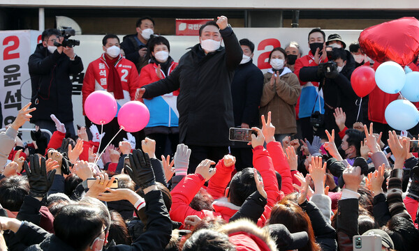 윤석열 국민의힘 대선후보가 17일 오후 경기도 성남시 분당구 야탑역 앞 유세에서 지지자들에게 어퍼컷 세리머니를 하고 있다. (사진=뉴스1) 