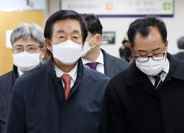 'KT 채용비리' 의혹을 받는 김성태 전 미래통합당 의원이 지난 2020년 11월 20일 오후 서울 서초구 서울고등법원에서 열린 뇌물수수 항소심 선고기일에 출석하고 있다. (사진=뉴스1)