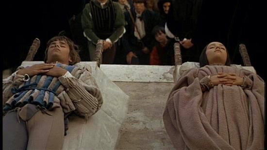 희극으로 시작해 비극으로 끝나는 로미오와 줄리엣