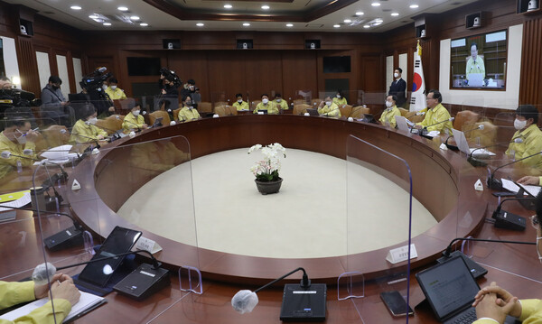 김부겸 국무총리가 18일 오전 서울 종로구 정부서울청사에서 열린 신종 코로나바이러스 감염증(코로나19) 중앙안전대책본부회의를 주재하고 있다. (사진=뉴스1)
