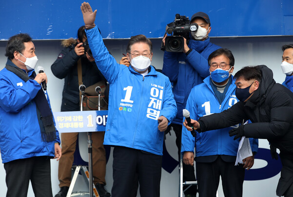 이재명 더불어민주당 대선후보가 18일 오전 전남 순천시 연향패션거리에서 열린 거리유세에서 지지자와 시민들에게 인사하고 있다. (사진=뉴스1)