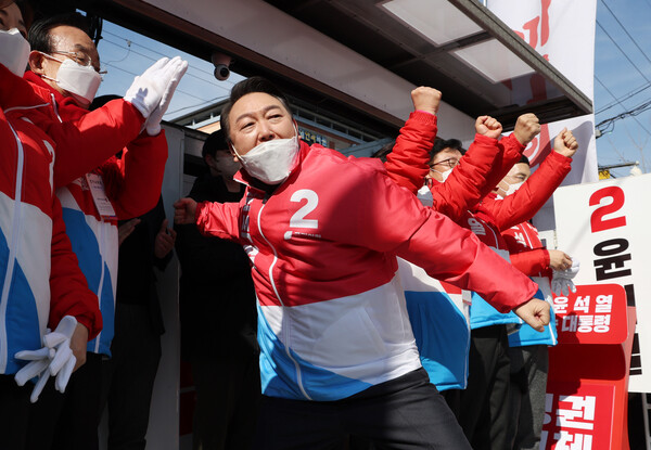 윤석열 국민의힘 대선후보가 18일 오전 경북 상주시 풍물시장에서 유세에서 어퍼컷 세리머니를 하고 있다. (사진=뉴스1)