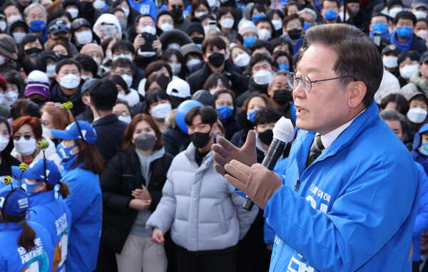 이재명 민주당 대선 후보가 19일 오후 경기 화성 동탄센트럴파크 유세에서 선거운동원과 취재진에게 2미터 거리 두기를 요청한 뒤 '노 마스크'로 연설하고 있다. (사진=뉴스1)