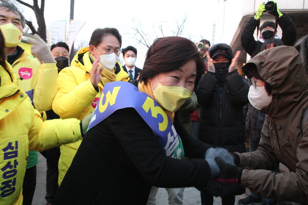 심상정 정의당 대선 후보가 19일 오후 인천 남동구 구월동 터미널사거리에서 시민의손을 잡고 지지를 호소하고 있다. (사진=뉴스1)