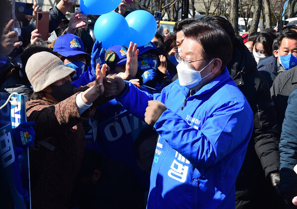 이재명 더불어민주당 대선후보가 20일 경기 안양시 안양중앙공원 유세자에서 시민들과 인사를 나누고 있다. (사진=뉴스1)