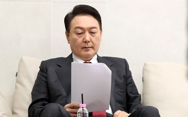 윤석열 국민의힘 대선 후보가 20일 서울 중구의 한 방송사를 찾아 광고 촬영을 앞두고 원고를 검토하고 있다. (사진=뉴스1)