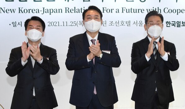 이재명 더불어민주당 대선후보(오른쪽), 윤석열 국민의힘 대선후보(가운데), 안철수 국민의당 대선후보(왼쪽)이 지난해 11월 25일 서울 중구 웨스틴조선호텔에서 열린 '2021코라시아포럼' 행사에서 기념사진을 찍고 있다. (사진=뉴스1)