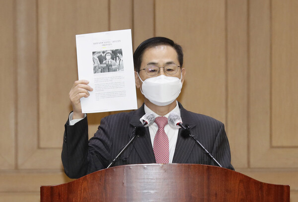 조재연 대법관이 23일 오후 서초구 대법원에서 '대장동 그분' 의혹 관련 기자회견을 열었다. (사진=뉴스1)