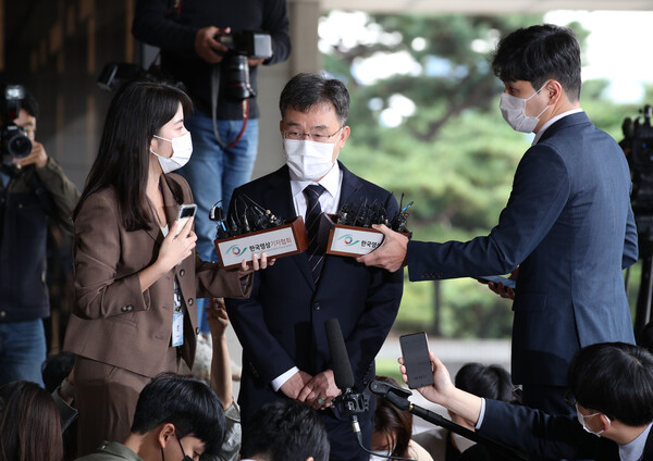 김만배 화천대유 회장이 지난 11월 11일 검찰 조사를 받기 위해 출석하면서 취재진들의 질문에 답변하고 있다. (사진=뉴스1) 