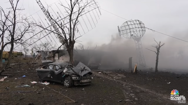 러시아의 침공으로 파괴된 우크라이나 도로. (사진=NBC 캡처)
