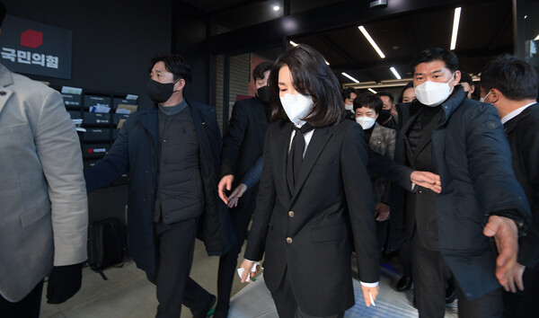 윤석열 국민의힘 대선 후보의 부인 김건희 씨가 지난해 12월 26일 오후 서울 여의도 국민의힘 중앙당사에서 '경력 부풀리기' 의혹에 대한 사과 입장을 밝힌 후 당사를 나서고 있다. (사진=뉴스1)