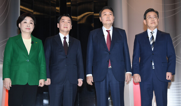 25일 중앙선관위 주관 대선 후보 초청 2차 법정 TV 토론회에 앞서 후보들이 기념촬영을 하고 있다. 왼쪽부터 정의당, 심상정, 국민의당, 안철수, 국민의힘 윤석열, 더불어민주당 이재명 대선 후보. (사진=뉴스1)