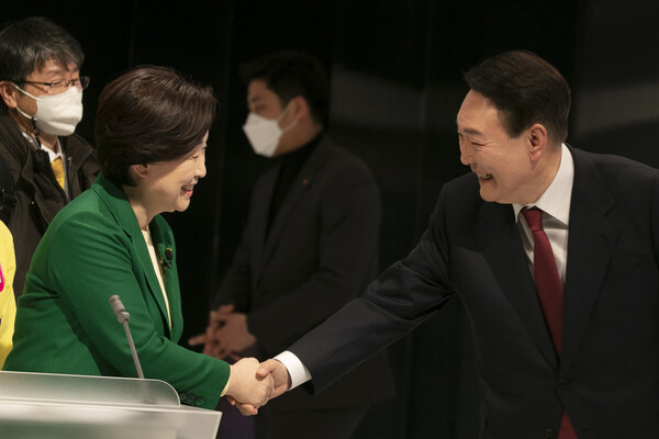 윤석열 국민의힘 대선 후보와 심상정 정의당 대선 후보가 25일 오후 서울 마포구 상암동 SBS스튜디오에서 열린 중앙선거방송토론위원회 주관 제20대 대통령선거 후보 초청 2차 법정 TV 토론회에 참석해 인사를 나누고 있다. (사진=뉴스1)