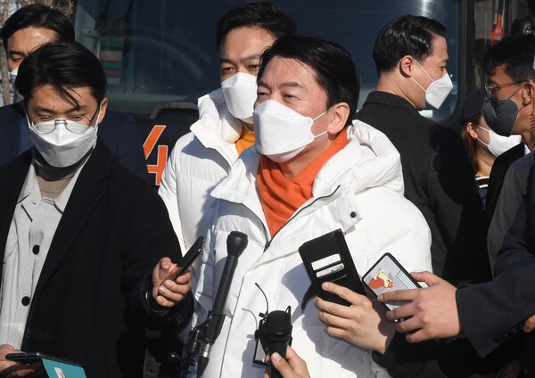 안철수 국민의당 대선후보가 27일 전남 여수시 이순신광장에서 유세를 마친 뒤 윤석열 국민의힘 대선후보가 '단일화 결렬'을 선언한 기자회견과 관련한 취재진의 질문에 답변하고 있다. (사진=뉴스1)