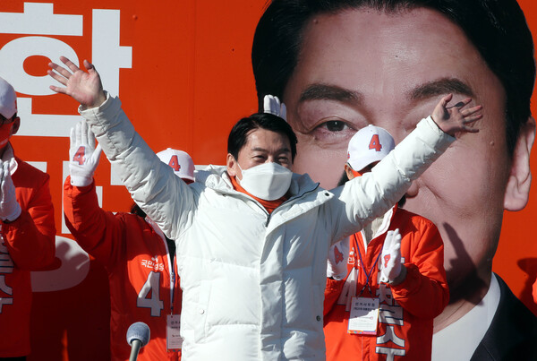 안철수 국민의당 대선후보가 27일 오후 전남 여수 이순신광장 유세에서 두 손을 들어 지지자들에게 인사하고 있다. (사진=뉴스1)