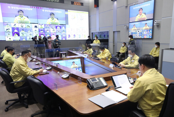 전해철 행정안전부 장관(중앙재난안전대책본부 제2차장)이 28일 서울 서울 종로구 정부서울청사에서 열린 코로나19 중대본 회의를 주재하고 있다. (사진=뉴스1)