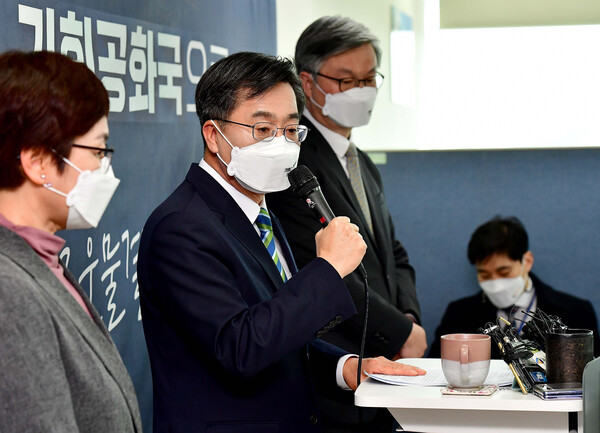 김동연 새로운물결 대선 후보가 2일 서울 영등포구 선거 사무실에서 기자회견을 열어 후보직 사퇴 및 이재명 후보 지지의사를 밝힌 뒤 취재진의 질문에 답변하고 있다. (사진=뉴스1)
