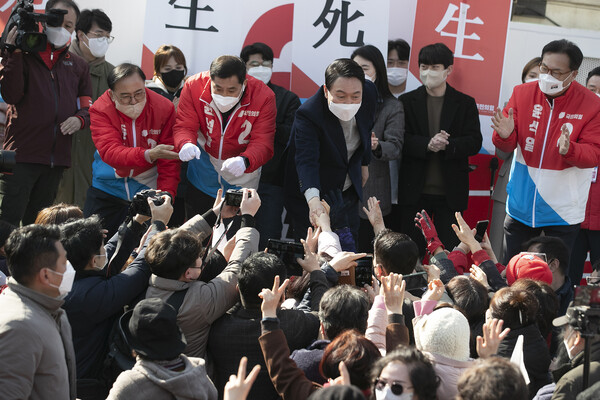 윤석열 국민의힘 대선 후보가 3일 오전 충남 아산시 온양온천역에서 열린 유세에서 지지를 호소하고 있다. (사진=뉴스1) 