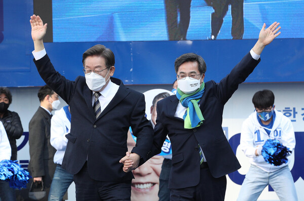 이재명 더불어민주당 대선 후보가 3일 오후 서울시 영등포구 타임스퀘어 앞 광장 유세에서 '이재명 지지'를 선언하고 후보직을 사퇴한 김동연 전 새로운물결 후보의 손을 맞잡고 인사하고 있다. 