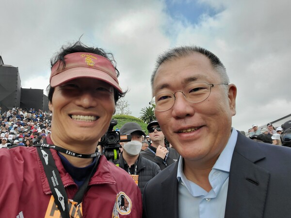 정의선 현대차 그룹 회장(오른쪽)이 지난달 21일 리비에라CC에서 봉화식 LA특파원과 기념촬영하고 있다.(사진=봉화식 객원특파원)
