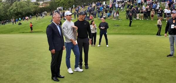 정의선 현대차그룹 회장(왼쪽)이 리비에라 18번홀 그린에서 취재진의 요청에 따라 제네시스 대회 우승자 호아킨 니만(가운데), 타이거 우즈(오른쪽))와 기념 촬영을 하고 있다. (사진=봉화식)