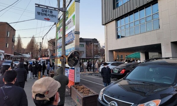 사전투표 둘째 날인 5일 오후 경기 고양시 덕양구 삼송1동 주민센터에 마련된 사전투표소에서 코로나 확진·격리자들이 사전투표를 위해 건물 밖에 줄서 대기하고 있다.  (사진=전혁수 기자)