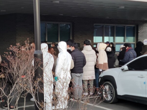 ·경기 고양시 덕양구 삼송1동 주민센터에 마련된 사전투표소에서 5일 오후 코로나 확진·격리자들에게 미리 투표용지를 교부하겠다며 걷어간 신분증을 선거사무원들이 이름을 불러 나눠주고 있다. 정작 투표용지 교부는 투표소 내에서 이뤄졌다.  (사진=전혁수 기자)  