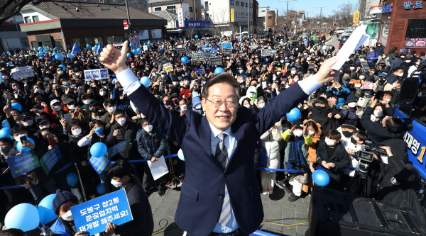 이재명 더불어민주당 대선 후보가 6일 오후 서울 도봉구 도봉산 입구에서 열린 ‘사통팔달 도봉, 서울의 신경제중심지! 이재명은 합니다!’ 도봉 집중유세에 참석해 지지를 호소하고 있다.(사진=뉴스1)