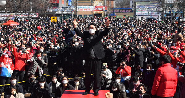 윤석열 국민의힘 대선 후보가 6일 오후 경기도 동두천시 지행역 광장에서 열린 유세에서 지지를 호소하고 있다.(사진=뉴스1)