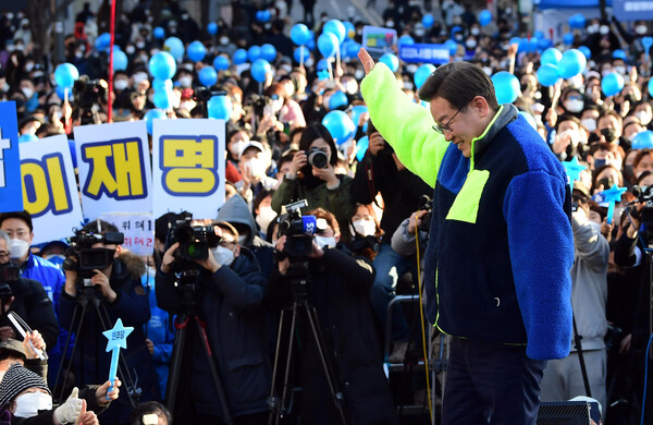 이재명 더불어민주당 대선 후보가 6일 오후 서울 서대문구 신촌 유플렉스 광장 유세에서 랩 음악에 맞춰 춤을 추며 지지자들에게 인사하고 있다. (사진=뉴스1)