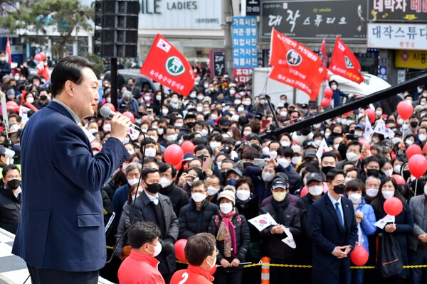 윤석열 국민의힘 대선후보가 7일 경기 시흥시 삼미시장 앞에서 “시흥스마트허브 잘 키워서 대한민국 미래 먹거리 마련하겠습니다” 유세를 갖고 지지를 호소하고 있다.(사진=뉴스1) 