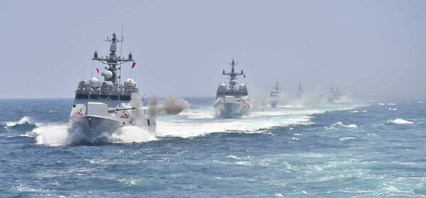 지난 2016년 6월 16일 서해 중부해상에서 해상기동훈련을 실시하고 있는 이지스구축함 율곡이이함 등 6척의 전투함정. (사진=뉴스1)  ※ 기사본문과 직접 관련 없는 자료사진임. 