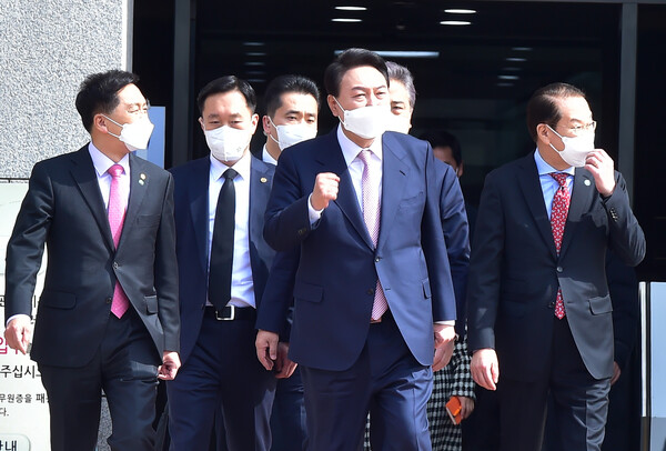 윤석열 대통령 당선인이 10일 오전 서울 여의도 국회 도서관에서 당선 인사 기자회견을 마친 뒤, 국민의힘 관계자들과 밖으로 나서고 있다. (사진=뉴스1)