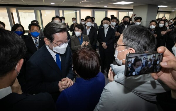 이재명 민주당 후보가 10일 오후 서울 여의도 중앙당사에서 열린 선거대책위원회 해단식을 마친 뒤 당 관계자와 선거운동 실무진들의 손을 잡고 위로하고 있다. (사진=뉴스1)