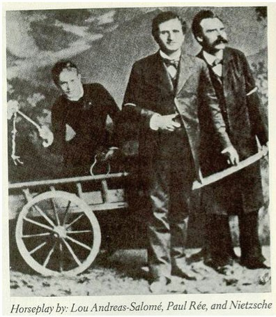 말놀이 중인 3인 동거 커플, 정작 채찍은 여자인 살로메가 들고 있음