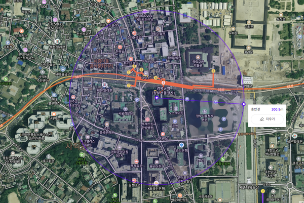 현행 대통령 경호체계가 유지될 경우, 광화문 소재 정부서울청사 반경 300~600m가 2선 경호구역(Middle Ring)으로 설정된다. 해당 구역에는 3호선 경복궁 역,  400여세대 아파트 단지 및 업무용 빌딩들이 자리 잡고 있다. (사진=뉴스버스) 