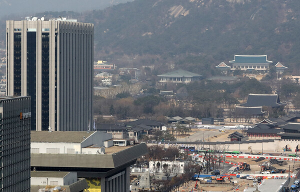 서울 종로구에 위치한 청와대(오른쪽)와 광화문 정부서울청사(왼쪽). 윤석열 제20대 대통령 당선인은 대통령 집무실을 정부서울청사로 이전하겠다고 공약했다. (사진=뉴스1) 