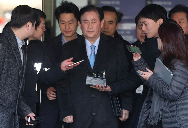 최경환 전 경제부총리가 지난 2018년 1월 3일 영장실질심사를 마치고 서울중앙지방법원을 나서고 있다. (사진=뉴스1)