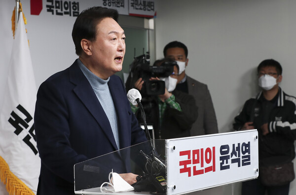 윤석열 대통령 당선인이 13일 오후 서울 여의도 국민의힘 중앙당사에서 대통령직인수위원회 위원장 및 부위원장 등의 인선안을 발표하고 있다. (사진=뉴스1)