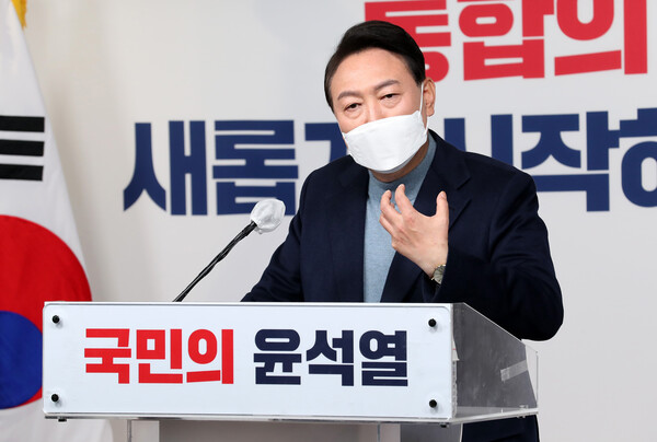 윤석열 대통령 당선인이 13일 오후 서울 여의도 국민의힘 중앙당사에서 대통령직인수위원회 위원장 및 부위원장 인선 결과를 발표한 뒤 기자들의 질의에 답변하고 있다. (사진=뉴스1)